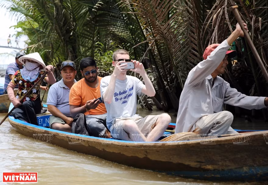  Faire une excursion en bateau le long de la rivière Tiên pour rejoindre l'île de Thoi Son est une expérience agréable, en particulier pour les étrangers, qui peuvent admirer les magnifiques paysages riverains. 
