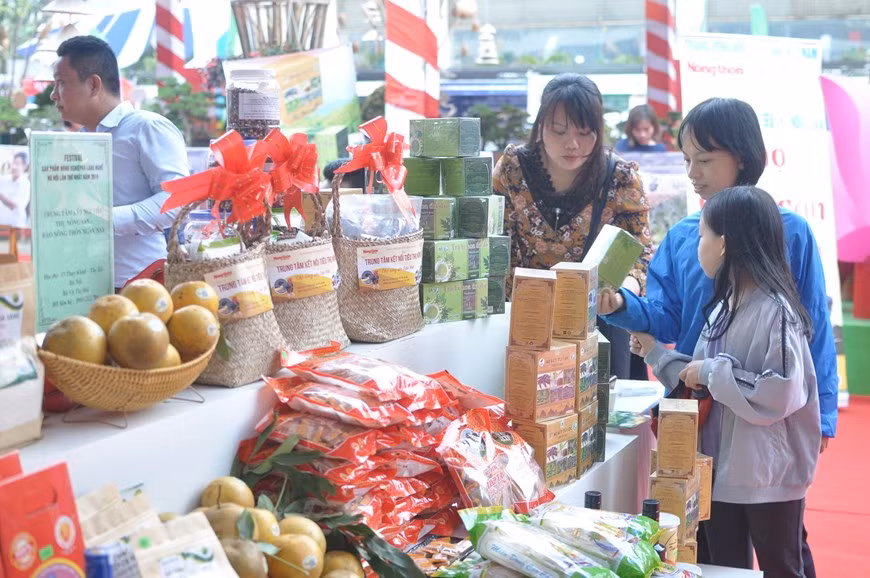  Un stand expose des ''non la'' (chapeaux coniques), un produit du village de métiers de Chuong, à Hanoï. 