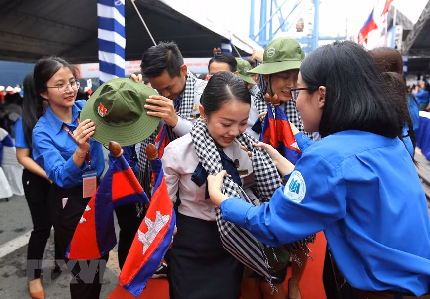  Les représentants de l'Union de la jeunesse communiste Ho Chi Minh offrent des cadeaux aux jeunes participant à la 46e édition du programme "Bateau de la jeunesse d'Asie du Sud-Est et du Japon". 