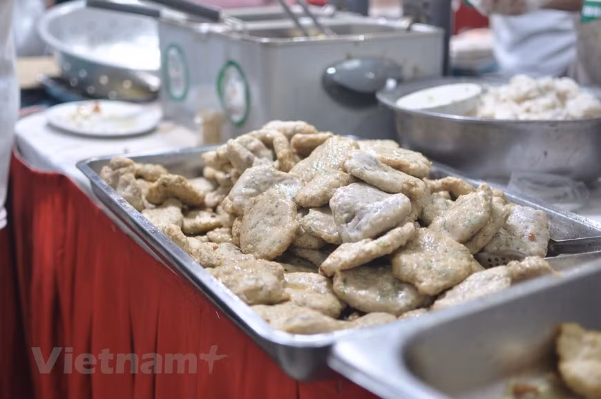  Dans le cadre du festival, un espace gastronomique réunissant 12 stands des arrondissements, districts et chefs-lieux présente des plats traditionnels typiques de la capitale vietnamienne. 