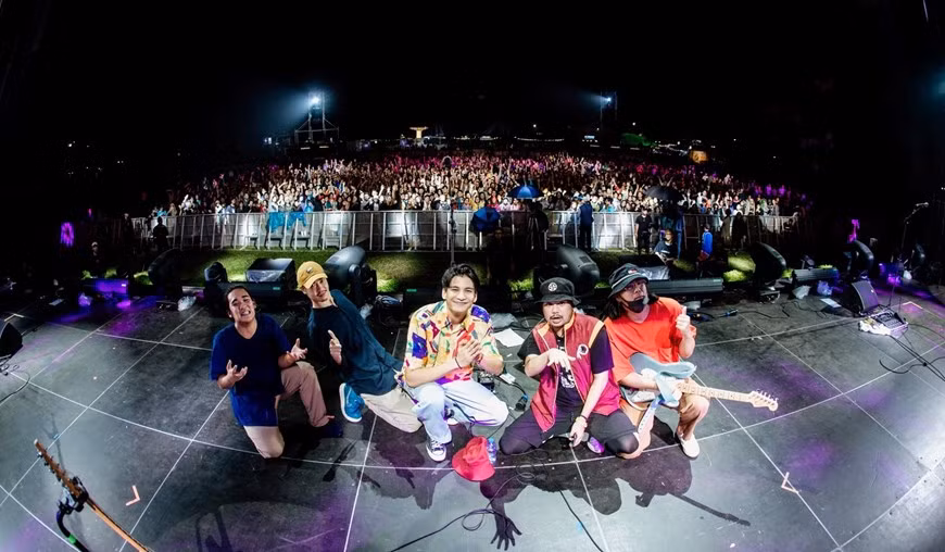  Le chanteur thaïlandais Phum Viphurit (centre) a offert aux mélomanes le genre musical Nu soul lors de la deuxième soirée. 
