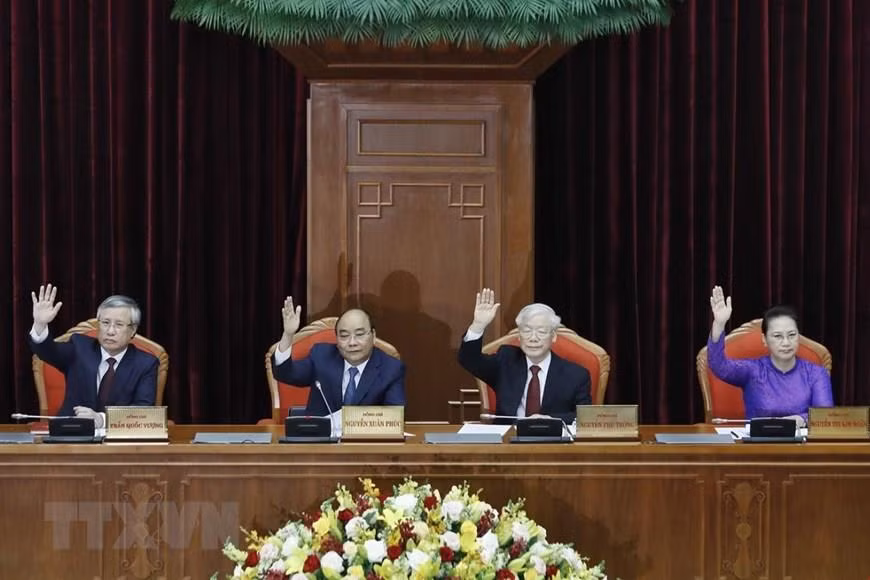  Le secrétaire général du Parti et président du Vietnam Nguyen Phu Trong, le Premier ministre Nguyen Xuan Phuc, la présidente de l’Assemblée nationale Nguyen Thi Kim Ngan et le permanent du secrétariat du CC du Parti Tran Quoc Vuong approuvent l’ordre du jour du 11e Plénum du CC du Parti. 