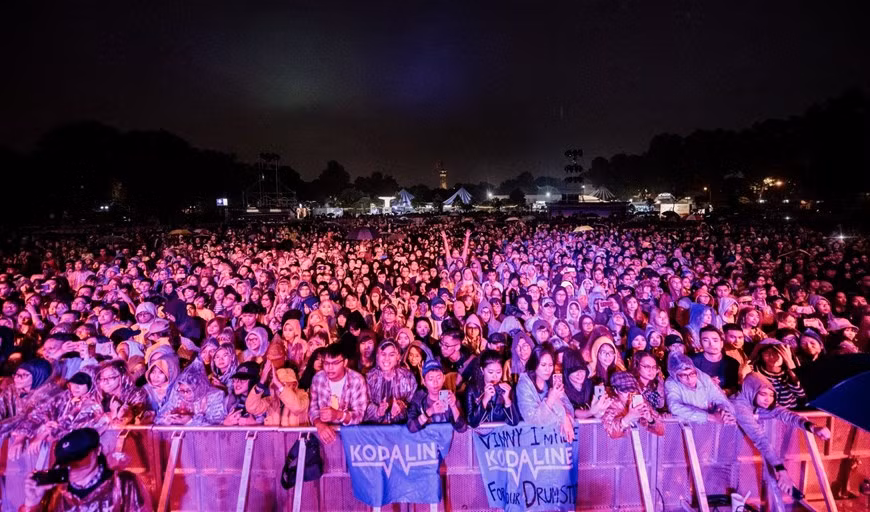  Lors des trois soirées, les spectateurs sont des personnages principaux. Ils participent activement et se plongent dans l’espace du festival de musique pour créer une atmosphère animante et jeune. 