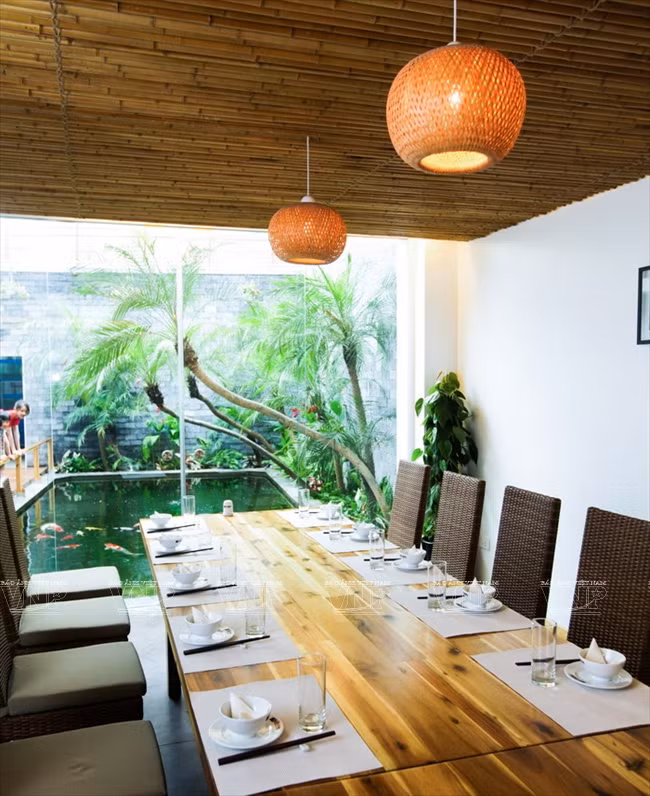 Décor intérieur en bambou, une tendance en vogue dans ​plusieurs restaurants et complexes touristiques. 