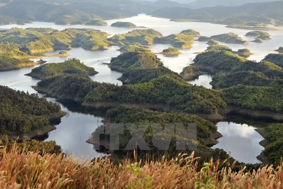 Ce lac se trouve dans la réserve naturelle de Ta Dung, dans les communes de Dak P’lao et Dak Som.