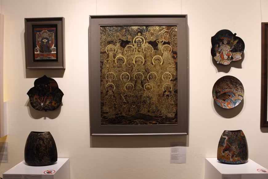 Le projet est l'idée de Nguyen The Son, professeur à l'Université des Beaux-Arts du Vietnam, inspiré par la Maison communale récemment restaurée de Nam Huong, le lieu d’origine de cette école de peinture folklorique. Le professeur Nguyen The Son espère qu'une jeune génération d'artistes continuera à préserver et à promouvoir l'histoire de cette ligne de peintures. Espérons qu'avec une période d'affichage de près de 2 mois, cette exposition sera en mesure de stimuler l'intérêt des jeunes ainsi que de la communauté sur des questions vitales concernant les valeurs du patrimoine culturel en général ainsi que de l'art populaire de Hang Trong en particulier. Photo: VietnamPlus