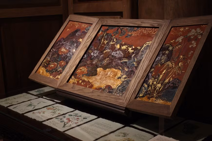 Les thèmes communs dans les peintures de Hang Trong sont des symboles spirituels et culturels tels que le tigre blanc (hổ trắng) ou la carpe (cá chép), qui indiquent une influence plus forte du bouddhisme et du taoïsme que dans la peinture de Dong Ho. Cependant, en plus des images de thèmes d'adoration, les artisans de Hang Trong ont également réalisé des peintures avec des thèmes folkloriques comme la peinture de Dong Ho tels que “Bịt mắt bắt dê” (buff de l'aveugle), “Rồng rắn” (à la suite du chef) ou “Thầy đồ Cóc” (l'érudit de crapaud),… La valeur esthétique des images de la peinture de Hang Trong est plus urbaine que des images de Dong Ho qui sont réalisées à la région rurale et reflètent souvent la perspective d'un agriculteur. Certaines images populaires de la peinture de Hang Trong sont “Ngũ hổ” (cinq tigres), “Lý ngư vọng nguyệt” (carpe regardant la lune), “Tứ bình” (quatre femmes musiciens) et “Tố nữ” (fille vierge). Photo: VietnamPlus