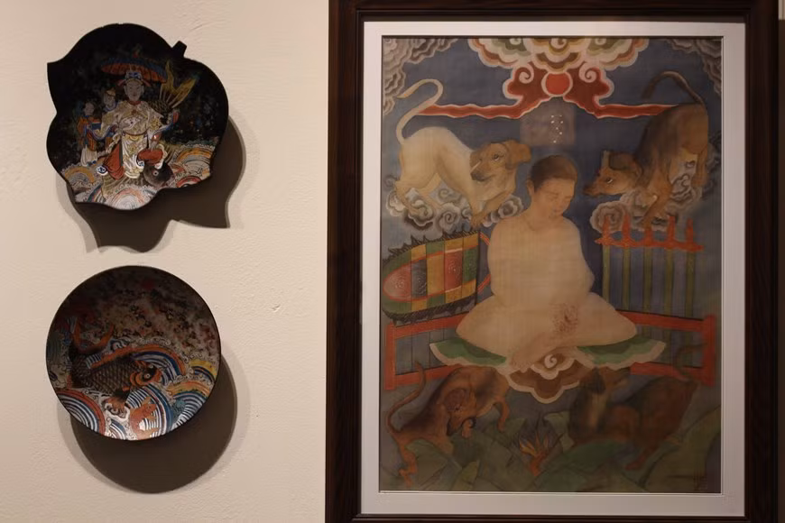 Comme la partie principale du processus est faite par les mains de l'artisan, les estampes de Hang Trong sont légèrement différentes les unes des autres, elles deviennent donc plus précieuses pour les clients exigeants de Hanoï. Le papier utilisé dans la fabrication des peintures de Hang Trong est appelé papier “Xuyến chỉ”, qui diffère du papier "dó" de la peinture de Dong Ho. Les artisans de Hang Trong colorent les images avec des pigments, et par conséquent, le ton des peintures de Hang Trong est généralement brillant et attrayant, les couleurs principales étant le rose, le bleu, le vert, le rouge et le jaune. Photo: VietnamPlus