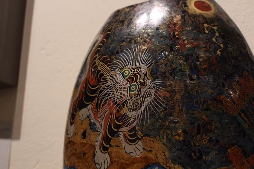 C’est là qu'autrefois, à l’occasion du Nouvel An lunaire (Têt traditionnel), les artisans qui produisaient des estampes vendaient leurs œuvres. Au début, c’est-à-dire il y a 400 ans, les estampes de Hang Trong étaient exclusivement destinées au culte ou à la décoration de la maison. Vers le début du 20ème siècle, elles se sont diversifiées pour aborder des thèmes de la vie quotidienne ou des contes populaires. À leur apogée, les estampes de Hang Trong étaient indispensables aux Hanoïens, en tout cas à l’occasion du Nouvel An lunaire, lorsque toutes les familles les arboraient avec fierté dans leurs maisons, sur l’autel des ancêtres. Photo: VietnamPlus