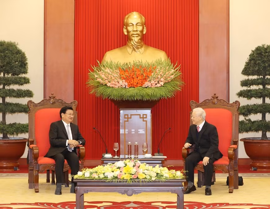 Lors de la réunion, le dirigeant vietnamien a appelé les gouvernements des deux pays à collaborer pour mettre en oeuvre avec efficacité les accords conclus lors de la 43e réunion du Comité intergouvernemental, et approfondir encore les relations bilatérales dans la politique et la diplomatie. Photo: VNA