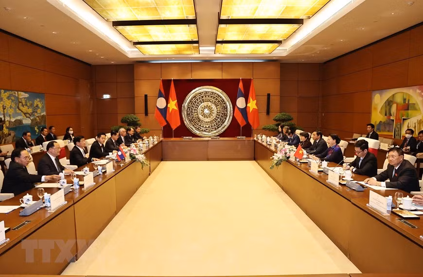 Nguyen Thi Kim Ngan et Thongloun Sisoulith ont été unanimes sur la nécessité de renforcer la communication sur les belles relations traditionnelles des deux pays pour continuer de consolider leur grande amitié, leur solidarité spéciale et leur coopération intégrale. Photo: VNA
