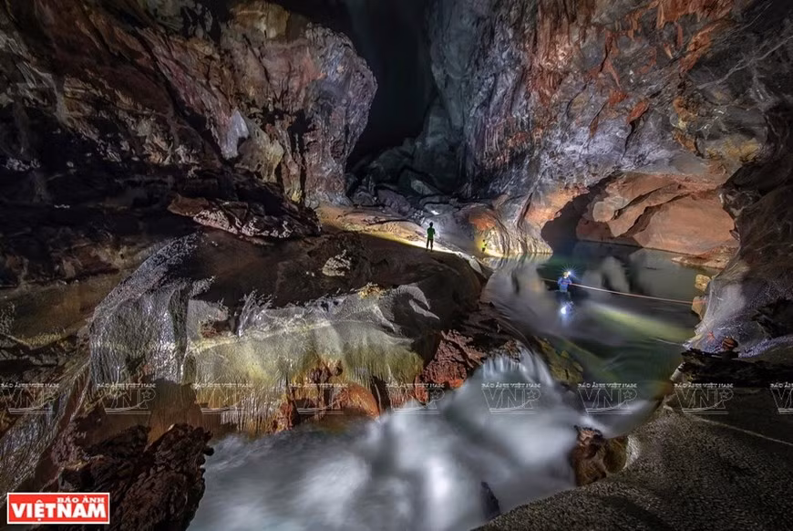 «Chinh phục Sơn Đoòng» (Conquérir Son Doong) - Auteure: Hoang Thu Huong. Photo: VNP
