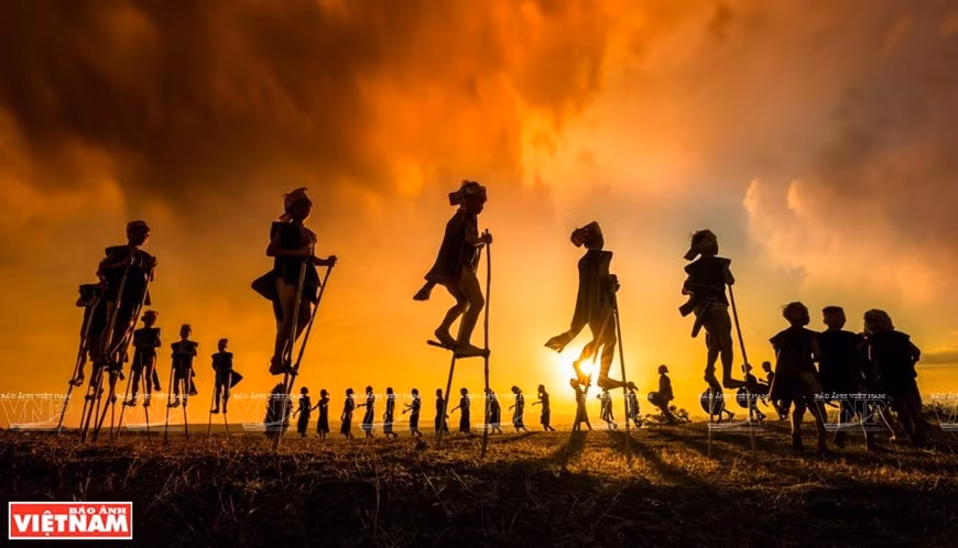 «Những đứa trẻ nhảy múa trên cà kheo» (Les enfants dansent sur des échasses) - Auteure: Pham Thi Khanh. Photo: VNP