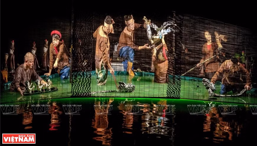 «Hậu trường múa rối nước» (Dans les coulisses d’un spectacle de marionnettes sur l’eau) - Auteure: Thuy Hang. Photo: VNP