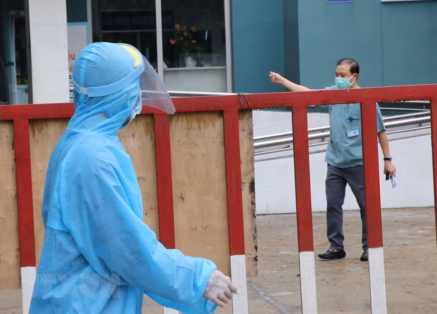 La construction d'un hôpital de campagne à Da Nang vise à partager les difficultés avec l'hôpital de Da Nang qui est surchargé dans les bilans de santé et le traitement. Photo: VNA