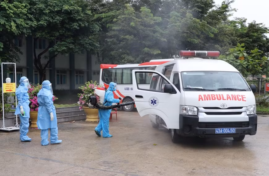 Désinfection de tous les véhicules entrant dans l'hôpital de campagne. Photo: VNA