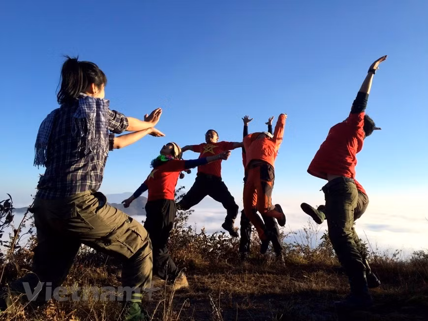 Un groupe de passionnés de trekking prend des photos sur le sommet Ky Quan San après un voyage difficile. Les grimpeurs ont dit à cause de la brume dense sur le sommet, il leur est donc un peu difficile de capturer les meilleures photos. La beauté majestueuse de la nature excite les jeunes. La montagne est très rocheuse et précipitée, celui qui a peur des hauteurs ne devrait pas essayer de marcher. Cependant, c'est un top idéal pour ceux qui veulent se remettre en question. Se réveiller tôt dans un endroit élevé pour regarder les premiers rayons de soleil et prendre des photos impressionnantes sont les plaisirs de nombreuses personnes. Photo: Vietnam+