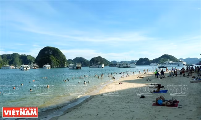 Une plage, au pied de la montagne TiTop