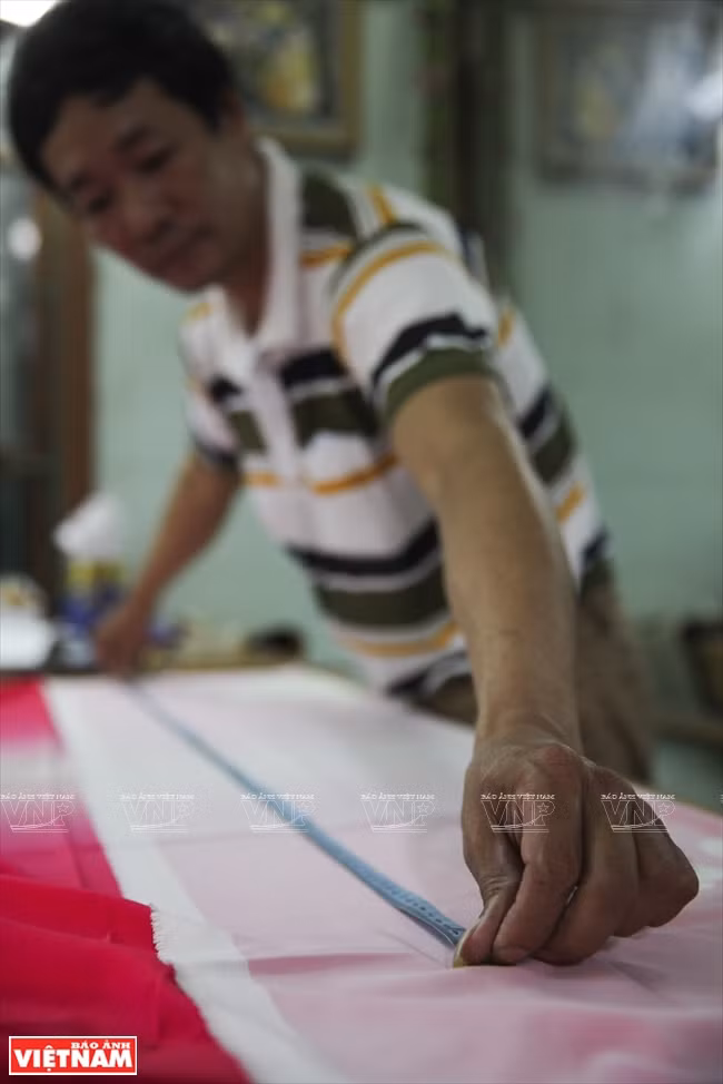 Le couturier doit accorder une grande attention aux mensurations pour que l’ao dai soit bien ajusté.