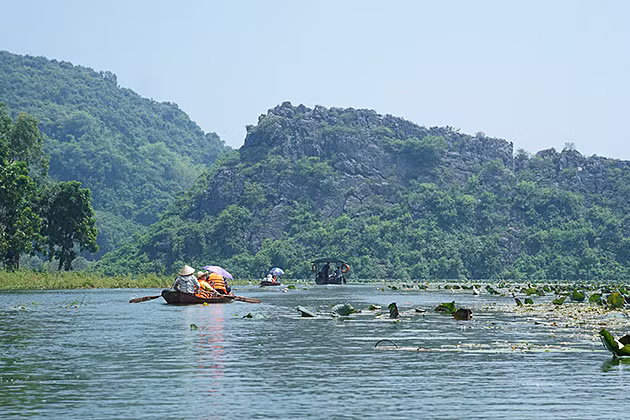 Du mont Hoa Qua Son, les visiteurs auront une vue magnifique du lac. 
