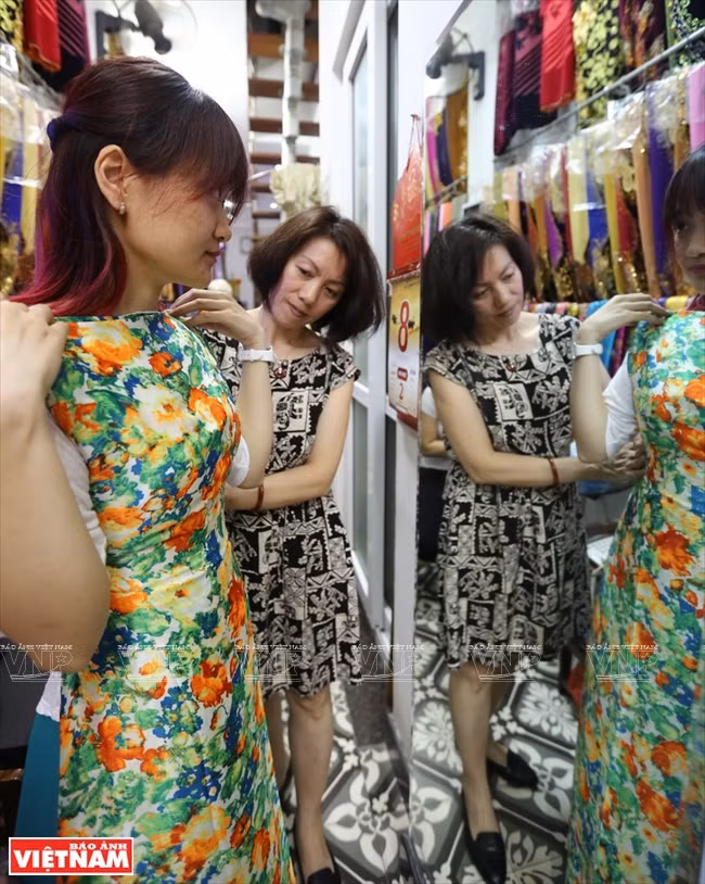 Le tailleur Nguyên Thanh Binh, à la première rencontre avec une cliente, peut lui suggérer le style le plus approprié.