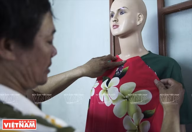 Un tailleur expérimenté peut confectionner sur mesure un ao dai puis le faire en série. 