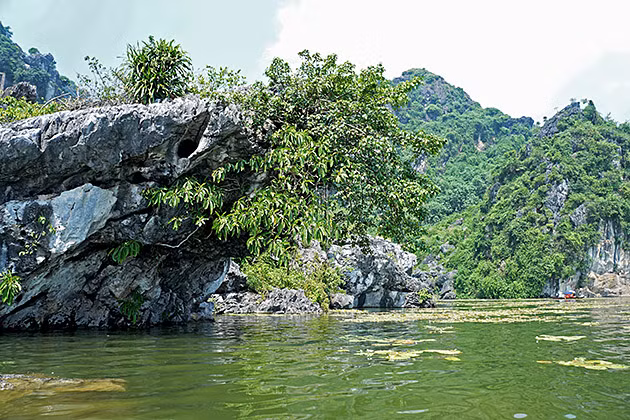 Les visiteurs peuvent demander aux conducteurs des barques de s’arrêter pour ​découvrir le mont de Bàn Co, l’îlot de Su Tu, l’îlot de Mom Nghe, la colline de Voi Phuc.