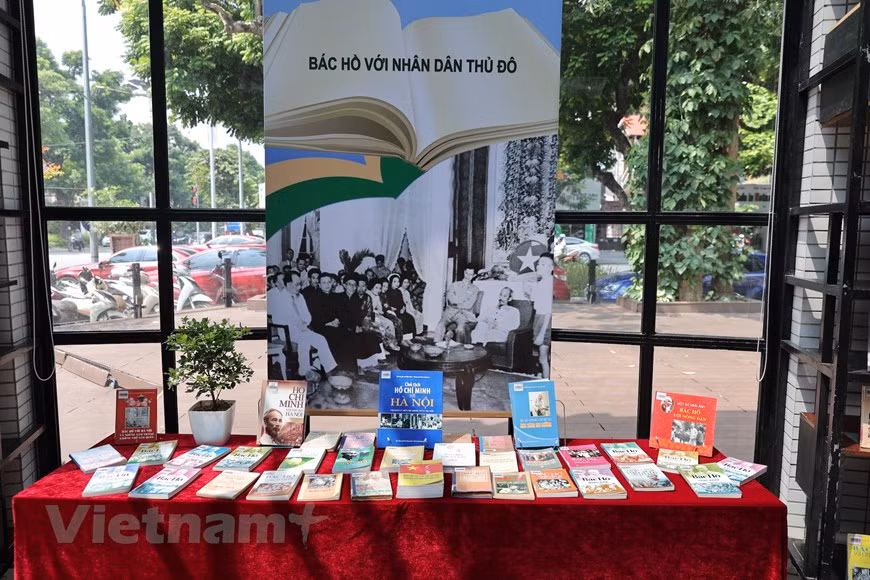 Après avoir pris la capitale, l'organisation du Parti communiste du Vietnam et l'administration de Hanoi ont amené les gens à stabiliser rapidement la situation et à redresser la ville. Seulement un an plus tard, en 1955, Hanoi a achevé la réforme agraire, une tâche stratégique de base de la révolution démocratique nationale. Pendant la guerre de résistance contre les impérialistes américains, des centaines de milliers de jeunes de la capitale se sont engagés dans la lutte. À l'arrière, la ville est devenue un grand pôle économique de la région socialiste du Nord pour apporter un soutien au Sud en première ligne. Photo: VietnamPlus