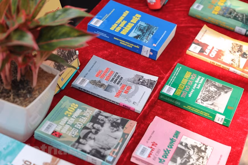 Le 1er août 2008, la province de Hà Tây, le district de Mê Linh de la province de Vinh Phuc et quatre communes du district de Luong Son de la province de Hoà Binh ont fusionné avec Hanoi. Depuis lors, la capitale a continué à enregistrer des réalisations exceptionnelles et à servir de modèle dans tous les aspects, contribuant ainsi considérablement au développement national. Hanoi a enregistré une bonne croissance économique, à 10,73% de 2006 à 2010, 9,23% de 2011 à 2015 et 7,39% de 2016 à 2020. Bien qu'elle ne représente que 1% de la superficie totale et 8,1% de la population du Vietnam, Hanoi contribue à hauteur de 16,46% au PIB vietnamien et de 19,05% au budget de l'État. Photo: VietnamPlus