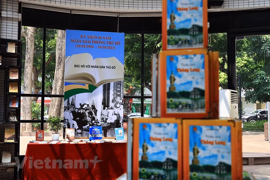 S'exprimant lors du versissage, le directeur de la Bibliothèque de Hanoi, Trân Tuân Anh, a souligné qu'il s'agit d'une activité culturelle qui contribue à améliorer la vie spirituelle des citoyens de la capitale. L'exposition vise à sensibiliser et à responsabiliser davantage les cadres, membres du Parti et habitants, en particulier la jeune génération, à la construction et au développement de la capitale et du pays en général. Cet événement vise également à souligner l'importance historique de la libération de Hanoi dans l'oeuvre d'édification et de défense de la Patrie tout en mettant en valeur la tradition révolutionnaire et la culture séculaire de Thang Long - Hanoi. Photo: VietnamPlus