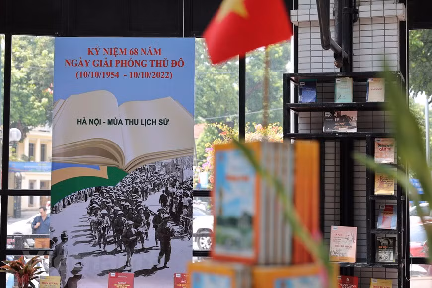 Au cours des 68 dernières années, depuis la libération de Hanoi, l'administration et la population de la ville ont déployé des efforts inlassables et obtenu de nombreuses réalisations pour faire de la capitale une locomotive de développement de la région du Nord et un symbole de patriotisme, de l'amour de la paix, de l'esprit de solidarité et l'aspiration à aller de l'avant de tous les citoyens. Compte tenu de sa bravoure dans la lutte pour l'indépendance et la paix, et de son aspiration à la paix et au développement, Hanoi a non seulement gagné la reconnaissance du Parti, de l'État et du peuple vietnamiens, mais aussi la haute estime des amis internationaux. Photo: VietnamPlus