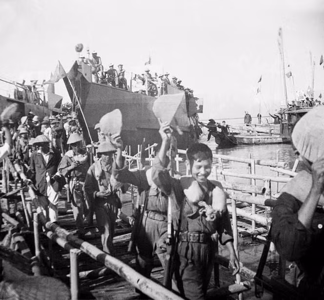 Des soldats du Sud du Vietnam ont été accueillis en héros à Sam Son, dans la province de Thanh Hoa 