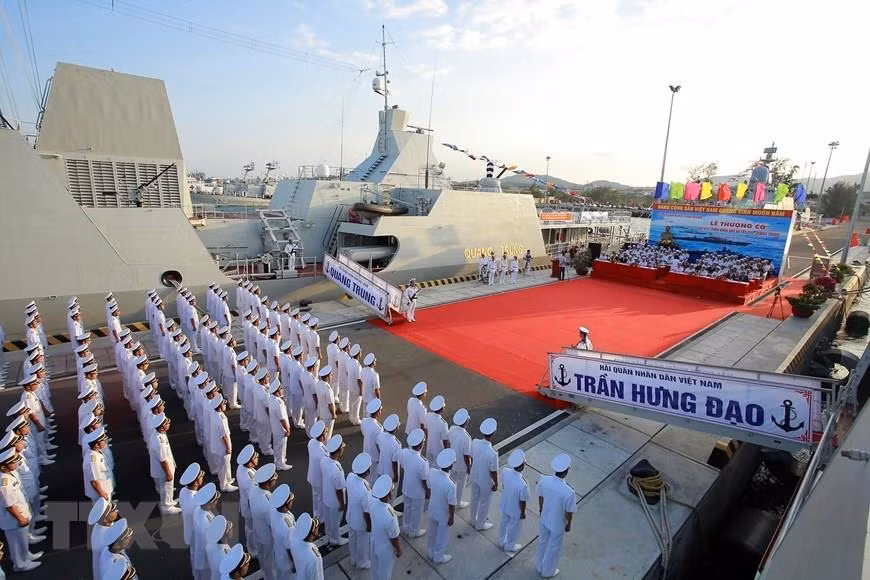 La cérémonie de lever du drapeau national pour les navires 015-Tran Hung Dao et 016-Quang Trung, deux des quatre frégates de défense antimissile de classe Gepard 3.9 de la Marine populaire du Vietnam