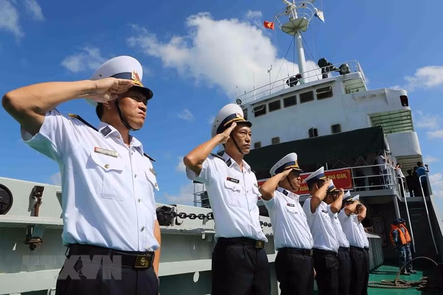 Des officiers et soldats de la Marine populaire du Vietnam se préparent pour une mission sur l'archipel de Truong Sa (Spratly)