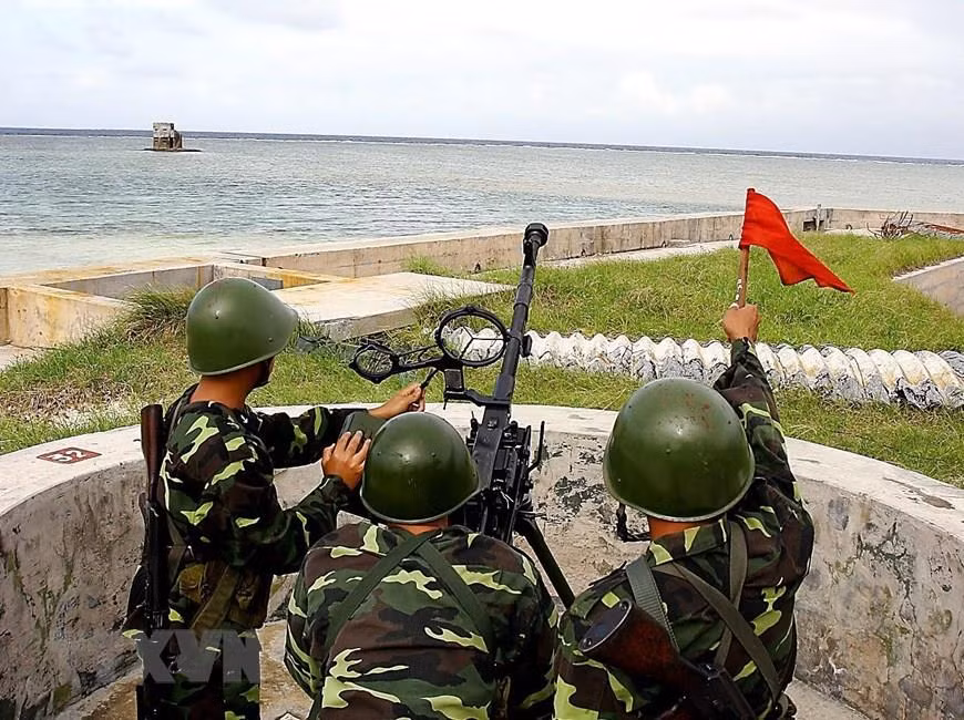 Des soldats sur l’archipel de Truong Sa renforcent souvent leur vigilance et effectuent régulièrement des patrouilles afin de protéger la souveraineté maritime et insulaire sacrée de la nation 
