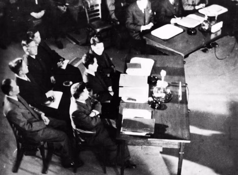 La délégation de la République démocratique du Vietnam, dirigée par le vice-Premier ministre et ministre des Affaires étrangères Pham Van Dông entra au Palais des Nations, à Genève, en tant que représentant d’un peuple vainqueur.
