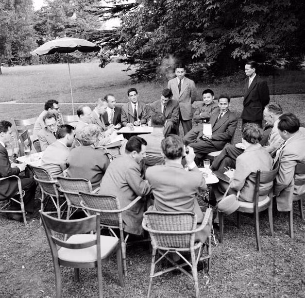 Le vice-Premier ministre Pham Van Dong lors d’un point de presse organisé le 19 juillet 1954 au siège de la mission du Vietnam auprès de l’Organisation des Nations Unies à Genève