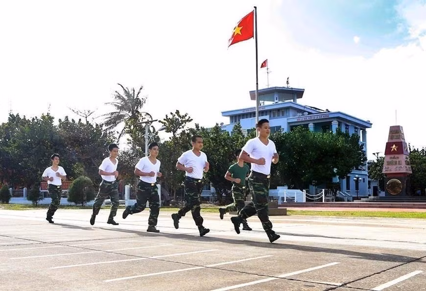 Des soldats sur l'île de Truong Sa Lon font de l'exercice chaque jour pour rester en bonne santé et répondre aux exigences de leurs tâches 