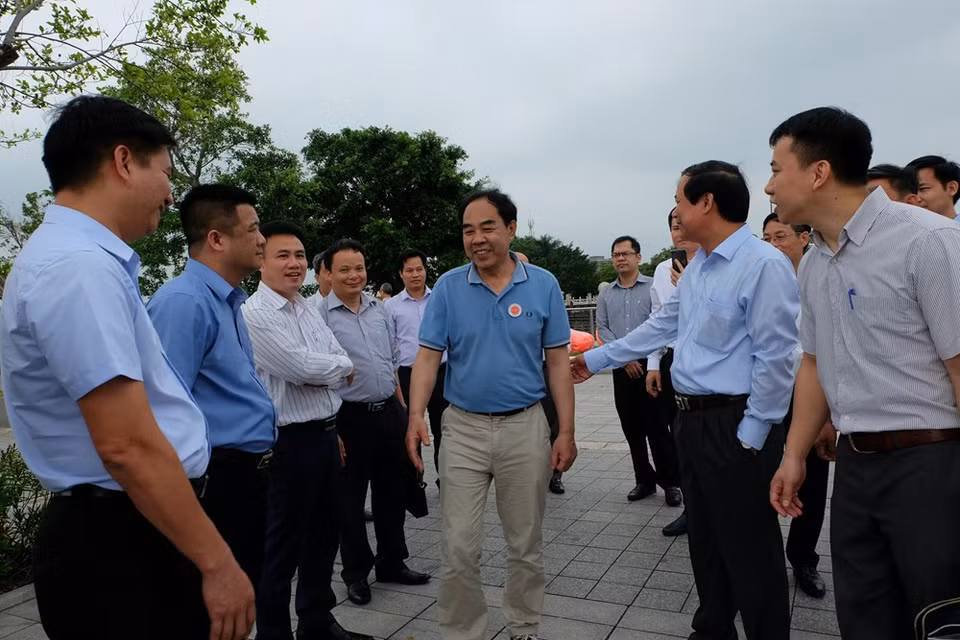 Jiang Shi Gui (centre), chef du Bureau de recherche sur la pêche de Nanhai, revelant de l'Académie chinoise des sciences de la pêche, a reçu la délégation vietnamienne. Photo: VNA
