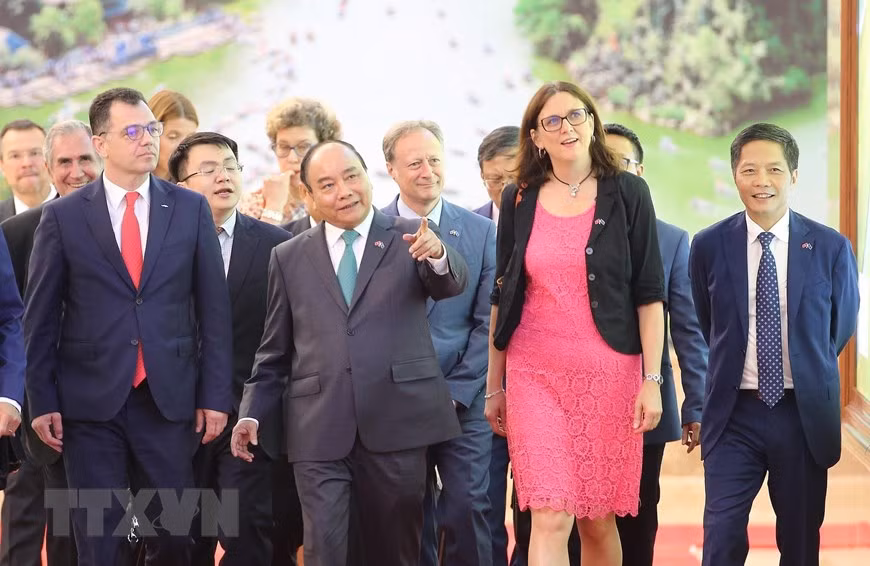 Le Premier ministre Nguyên Xuân Phuc, le ministre roumain de l’Environnement des affaires, du Commerce et de l'Entrepreneuriat Stefan Radu Oprea et La commissaire européenne au commerce Cécilia Malmström.