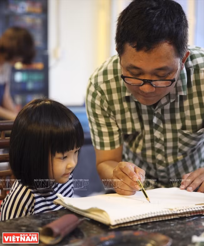 Suggestion d’idée de Trân Anh Tuân à une très jeune élève avant l’esquisse au crayon. 