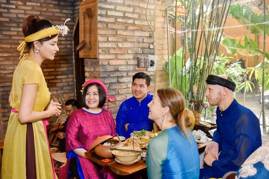 Des artisans leur présentent les plats traditionnels du Vietnam dans le Têt. Photo : VNA 