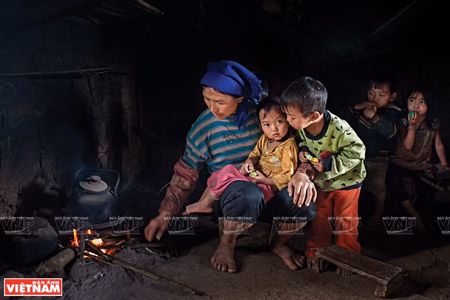 «Nặng gánh» (Fardeau). Photo: Vietnam Illustré 