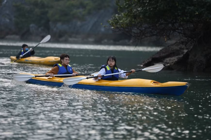 Explorer la baie de Lan Ha en kayak. Photo : VNA
