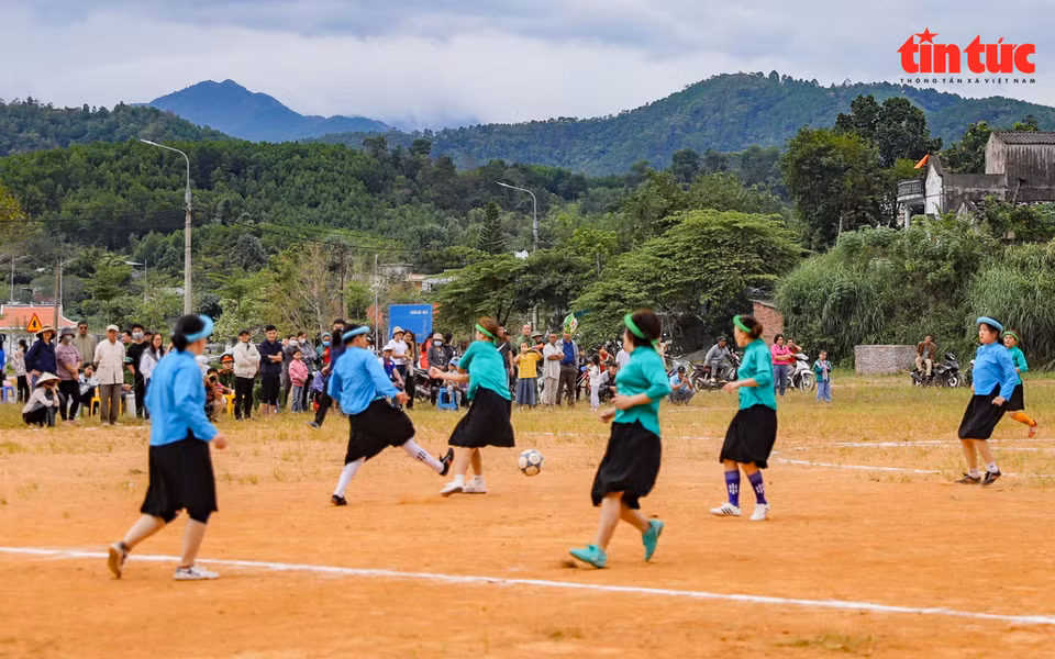 Des femmes en costumes typiques de l’ethnie San Chi jouent au football. Photo : Journal Tin Tuc (Informations)