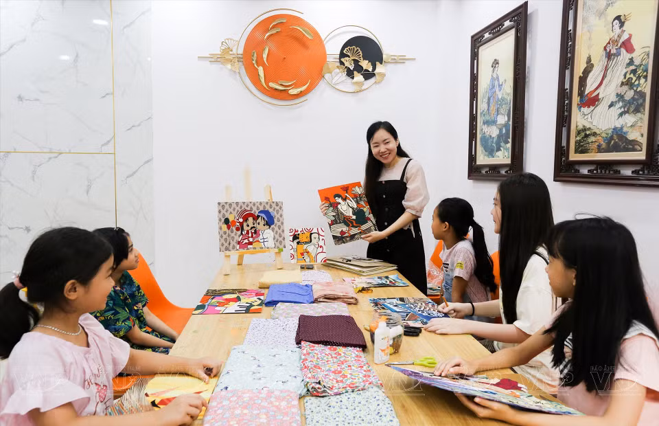 Un cours de peinture sur toile de l'artiste Nguyen Thu Huyen. 