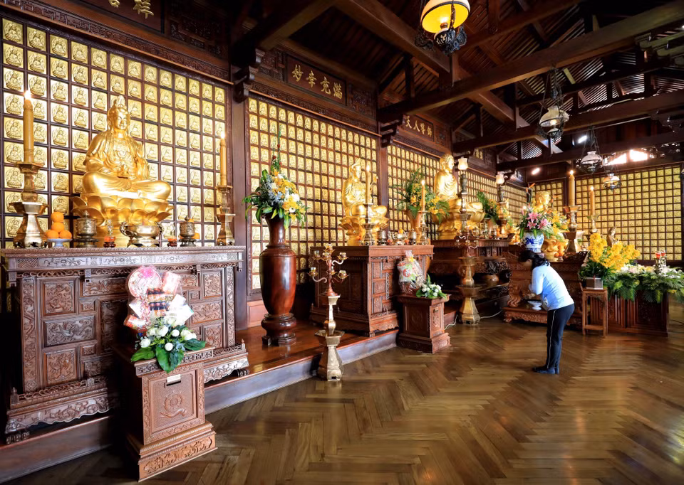 Le sanctuaire de Bouddha a cinq compartiments, bien décorés. Au milieu, il y a des statues d'Amitabha et de Shakyamuni. Des deux côtés se trouvent des statues de quatre Bodhisattvas : Avalokiteshvara, Mahasthamaprapta, Manjushri et Samantabhadra. 