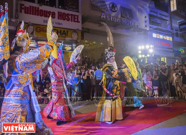 Une représentation de tuồng (théâtre classique)