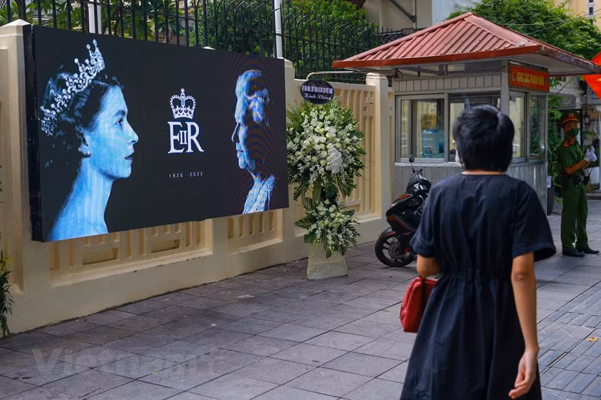 Par procuration du président Nguyên Xuân Phuc, le ministre des Affaires étrangères Bui Thanh Son se rendra à Londres pour assister aux funérailles de la reine Elizabeth II du Royaume-Uni, le 19 septembre 2022, selon des informations du ministère des Affaires étrangères. La reine Elizabeth II est décédée le 8 septembre à l'âge de 96 ans à Balmoral. À la nouvelle du décès de la reine Elizabeth II, les dirigeants vietnamiens ont transmis leurs sincères condoléances à la famille royale, au gouvernement, au parlement et au peuple du Royaume-Uni, exprimant leur gratitude pour les bons sentiments de la reine et son précieux soutien à la promotion des relations de coopération entre le Vietnam et le Royaume-Uni. Photo : VietnamPlus