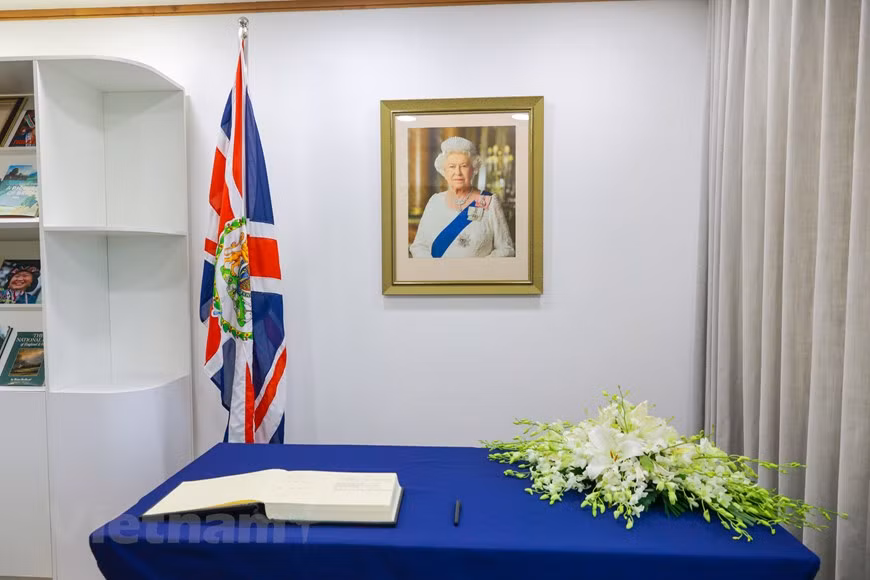 Elle devient alors la souveraine de sept États indépendants du Commonwealth : l'Afrique du Sud, l'Australie, le Canada, Ceylan, la Nouvelle-Zélande, le Pakistan et le Royaume-Uni. Entre 1956 et 2021, le nombre de ses royaumes évolue : des colonies de l'Empire britannique accèdent à l'indépendance et choisissent ou non de reconnaître Élizabeth II comme souveraine symbolique de leur nouvel État indépendant ; certains royaumes deviennent par ailleurs des républiques. L'année de sa mort, en plus de l'Australie, du Canada, de la Nouvelle-Zélande et du Royaume-Uni susmentionnés, Élizabeth II est reine d'Antigua-et-Barbuda, des Bahamas, du Belize, de la Grenade, de la Jamaïque, de Papouasie-Nouvelle-Guinée, de Saint-Christophe-et-Niévès, de Saint-Vincent-et-les-Grenadines, de Sainte-Lucie, des Îles Salomon et des Tuvalu. Photo : VietnamPlus